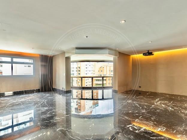 Apartamento de luxo à venda em Moema com 227m², 2 suítes e 4 vagas. Imóvel com elevador privativo, adega climatizada, automação completa e portas blindadas em localização nobre.