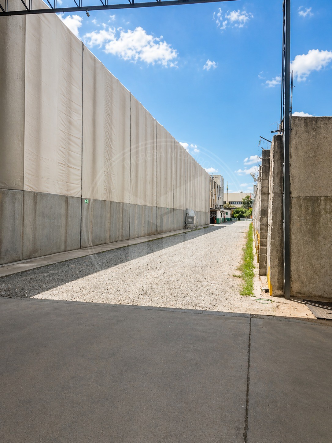 Imóvel industrial em Osasco com 4.200m² de área útil e 6.524m² de terreno. Estrutura pronta para logística ou indústria com pé-direito de 7,2m e cabine primária.