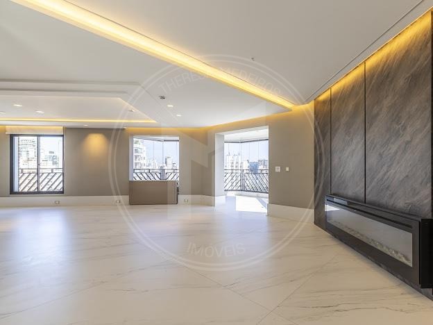 Cobertura à venda no Campo Belo com 440m², 4 dormitórios (2 suítes) e 4 vagas. Imóvel de andar único com piscina privativa, closet e lazer completo em localização nobre.