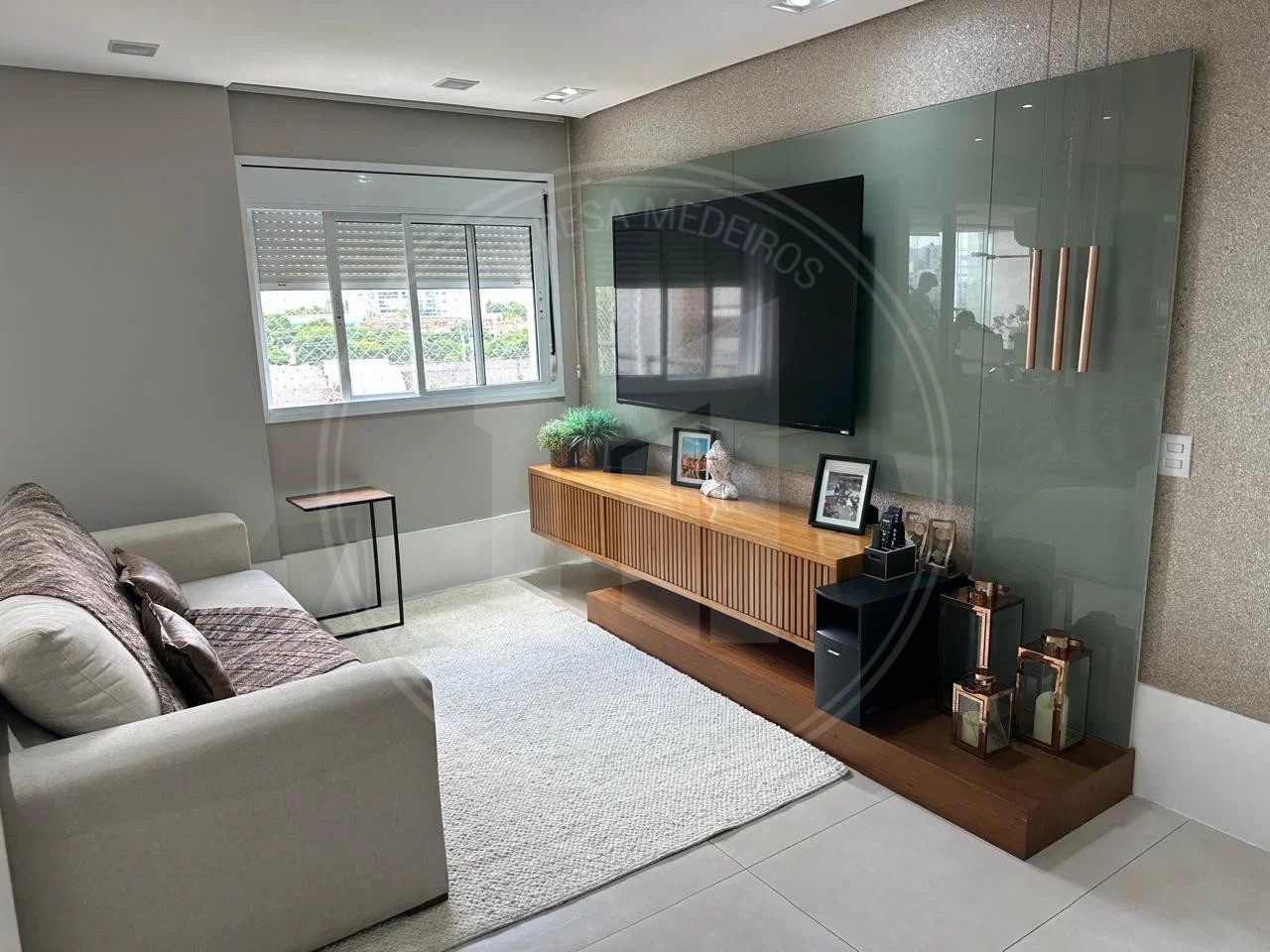 Apartamento à venda na Barra Funda com 170m², 3 suítes e 3 vagas. Imóvel com terraço, ar-condicionado, dependência de empregada e lazer completo com piscina e sauna.