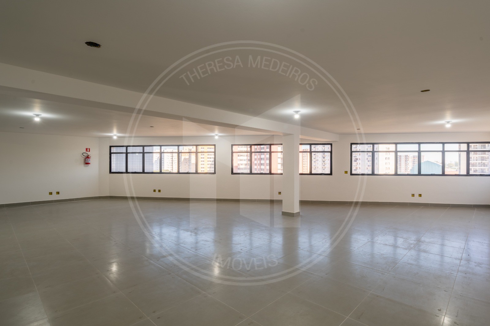 Prédio Comercial de 1.483m² com 3 Andares e Subsolo para 15 Carros no Jabaquara