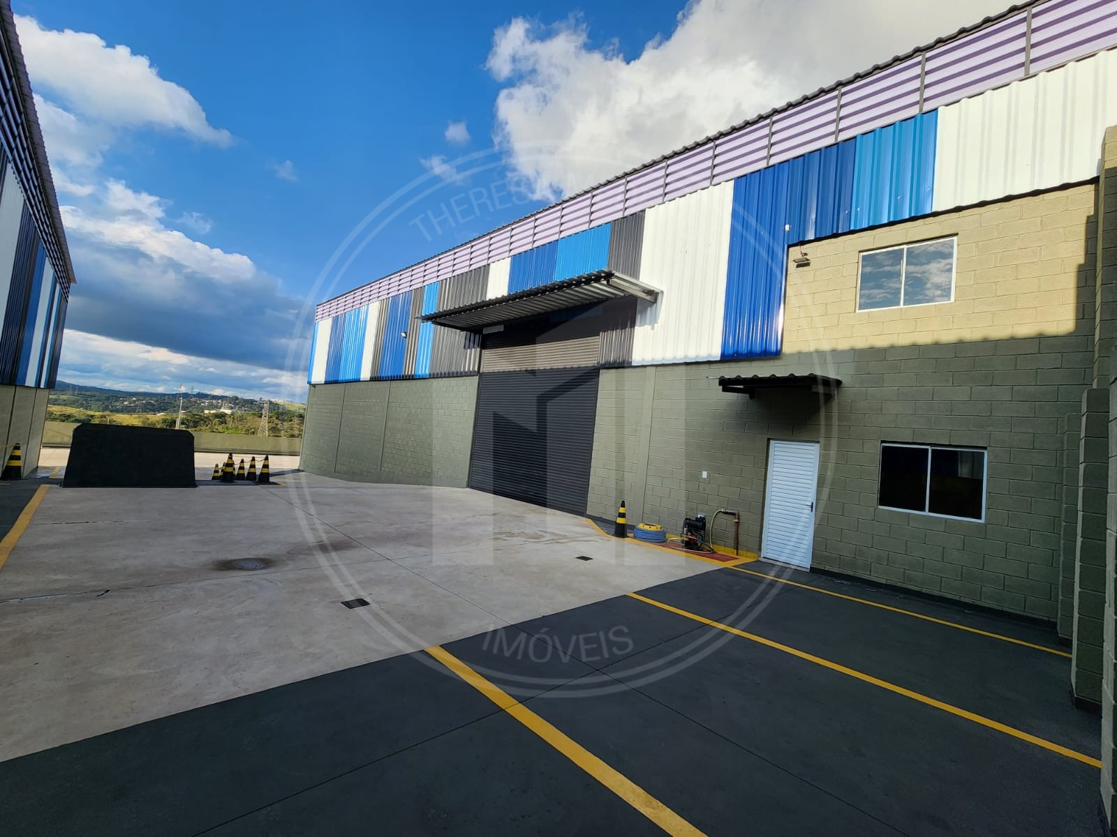 Galpão Logístico e Industrial ZUPI-2 de 1.050m² com Doca, Pé-Direito de 9m e Piso de 6 t/m² em Santana de Parnaíba