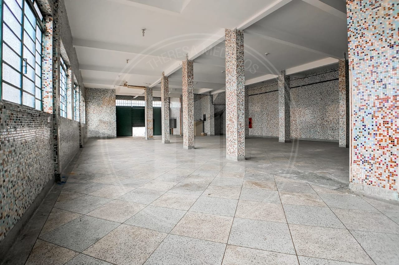 Salão Comercial de Esquina com 350m² de Área Útil, Piso Granilite e Excelente Fluxo na Penha de França