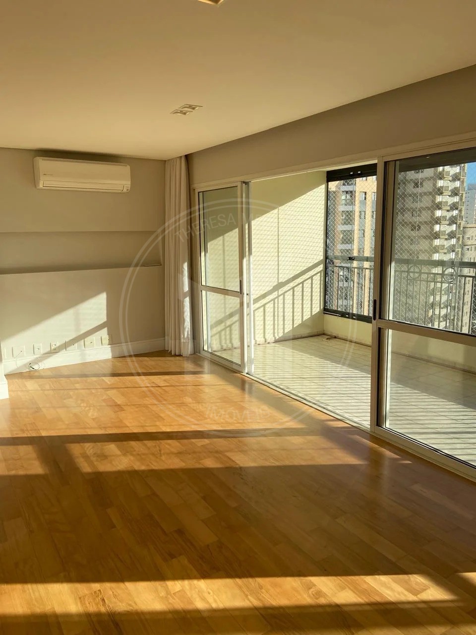 Apartamento de 125m² com Sala Ampliada, 2 Suítes, Móveis Planejados e Ar-Condicionado em Moema